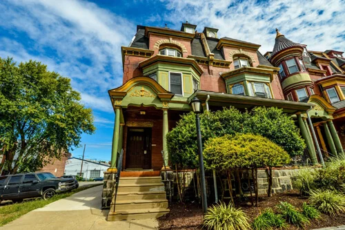 Big townhomes with victorian style in philadelphia